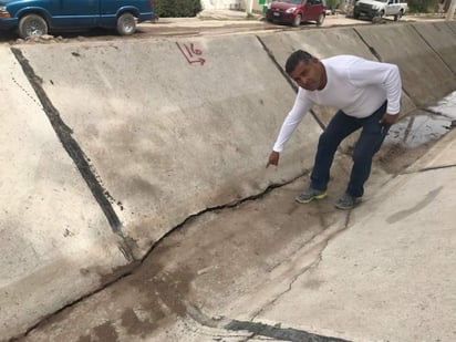 A la altura de la calle principal el canal sufrió una fractura en el concreto de aproximadamente 10 metros de largo. (EL SIGLO DE TORREÓN)