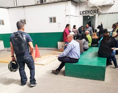 Tres laguneros que acudieron a tramitar su documento, detallaron que la espera es cansada, tediosa y desesperante. (EL SIGLO DE TORREÓN)