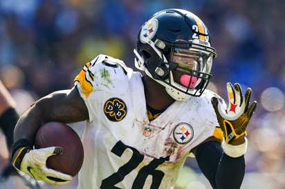 El running back Le'Veon Bell, de los Steelers de Pittsburgh, corre con el balón en un partido ante los Ravens en Baltimore, en 2017.