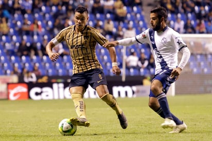 Pablo Barrera (i), del Pumas, y Pablo González durante el juego de la Jornada 11 del Torneo Clausura 2019.