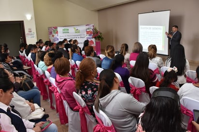 Atienden invitación de conferencia del IMM en Lerdo.