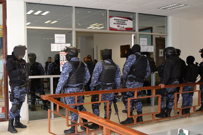 Integrantes del GROM estuvieron media hora a las afueras de la oficina del presidente para preguntar por un aumento. (EL SIGLO DE TORREÓN)