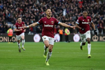 El delantero mexicano firmó la remontada de su equipo con dos goles ante el Huddersfield Town. (Especial)