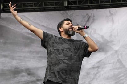 En el escenario 'Escena Indio', Fermín IV hizo brincar a todos sus fanáticos: “Muchas gracias', dijo el cantante al ver la reacción de todo el público que decidió verlo sobre otras bandas. (EL UNIVERSAL)