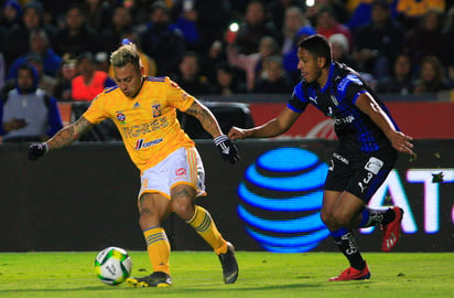 Eduardo Vargas (i), del Tigres, y Luis Romo, del Querétaro.