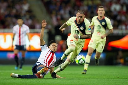 Dieter Villalpando (i), de Chivas, pelea por balón con Nicolás Castillo, del América, en el juego de ayer.