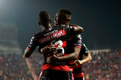 Miler Bolaños (i), del Tijuana, en festejo con Fabián Castillo.