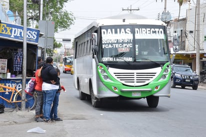 Las autoridades municipales defienden a los transportistas en vez de apoyar a los ciudadanos, según Morena.