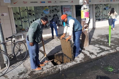 La basura en las calles genera con frecuencia taponamientos en las redes de drenaje y brotes de aguas negras.