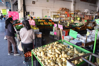 En promedio, los mexicanos destinan aproximadamente una quinta parte de su ingreso total a la comida. (ARCHIVO)