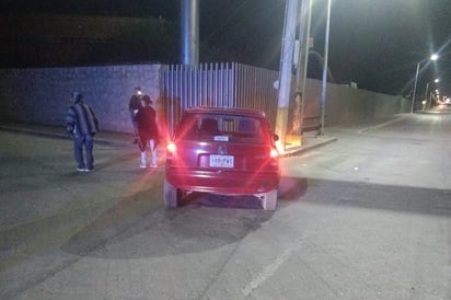 El vehículo Chevrolet Chevy se impactó contra un poste de concreto y causó daños a las instalaciones de un centro educativo.