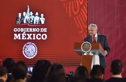 El mandatario afirmó que llevará a tribunales e investigará a funcionarios y consejeros por contratos firmados que 'son dañinos, todo en el marco de la ley, nada con arbitrariedad'. (EFE) 