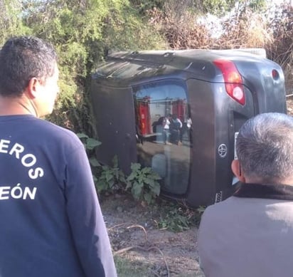 La unidad se proyectó hacia un terreno baldío y chocó finalmente contra un poste de concreto de la Comisión Federal de Electricidad, el cual sufrió algunos daños. (EL SIGLO DE TORREÓN) 
