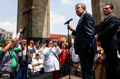 Cuauhtémoc Cárdenas montó una guardia en la cripta del general Lázaro Cárdenas en el Monumento a la Revolución, en el marco del 81 aniversario de la Expropiación Petrolera. (EL UNIVERSAL) 