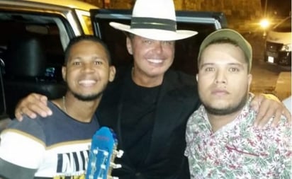 Fanáticos. En Colombia, admiradores le dedican un tema a Luis Miguel, él en agradecimiento se toma la foto del recuerdo. (ESPECIAL)