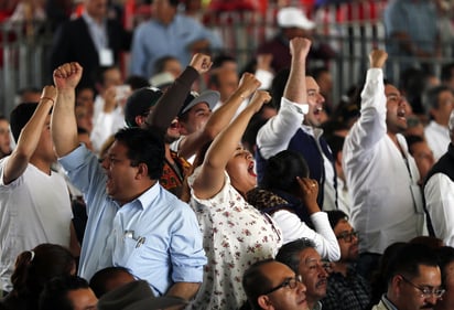 Los asistentes a la ceremonia para conmemorar el 81 aniversario de la expropiación petrolera gritaron '¡Petroleros con Andrés!'. (NOTIMEX)