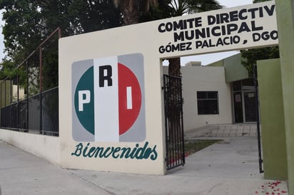 El PRI promoverá una queja ante el Consejo Municipal Electoral, contra los partidos políticos que no desahogaron los procedimientos de selección interna de candidatos en precampañas; Raúl Meraz dijo que 'abusivamente' disponen del tiempo de intercampañas. (EL SIGLO DE TORREÓN)