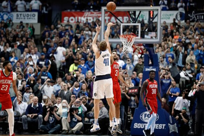 Con un disparo sobre la marca de Kenrich Williams, Dirk Nowitzki rebasó en puntos a Wilt Chamberlain.