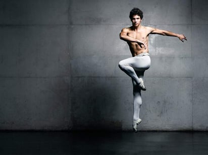 Orgullo. Isaac Hernández es el único bailarín mexicano que ha recibido el Premio Benois, considerado el Oscar de la danza. A pesar de su juventud, Hernández es un artista comprometido con su oficio y sabe que todavía puede llegar más lejos. (AGENCIA)
