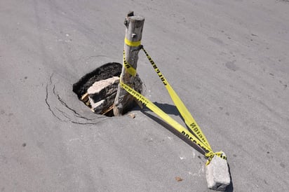 Representa un riesgo para los conductores, peatones, ciclistas y motociclistas. (EL SIGLO DE TORREÓN)