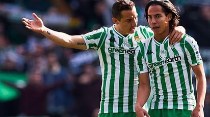 Andrés Guardado y Diego Lainez durante un partido con Real Betis. (Especial)