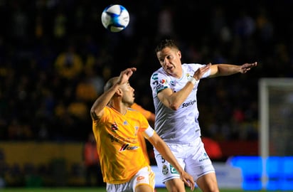 Julio César Furch pelea una pelota con Guido Pizarro durante el duelo del Clausura 2019 entre Santos y Tigres. (Jam Media)