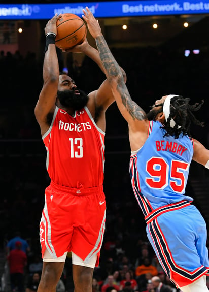 James Harden (i) anotó 31 puntos y bajó 10 rebotes en la victoria de los Rockets de Houston 121-105 sobre los Hawks de Atlanta.