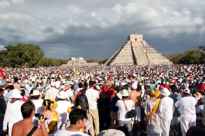 Ante la entrada del equinoccio, especialistas debaten pros y contras de la tendencia mundial de definir normas para que el público visite las zonas arqueológicas de forma segura y respetuosa. (EL UNIVERSAL)