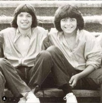 Recuerdo. Chayanne subió a sus redes sociales una foto con su amigo, cuando ambos eran parte del grupo Los Chicos. (ESPECIAL)