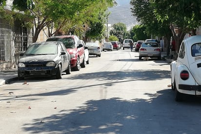 Una camioneta de los servicios funerarios acudió al lugar de los hechos, sobre el Paseo del Olimpo en la colonia Valle Dorado.