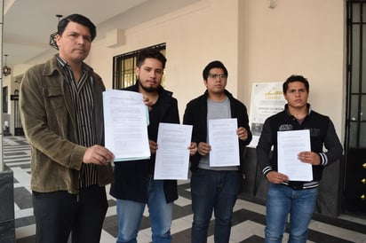 Los jóvenes acudieron ayer martes a las oficinas de la Comisión de Derechos Humanos, donde se hizo la queja por el incremento a la tarifa en el servicio de transporte. (MARY VÁZQUEZ)