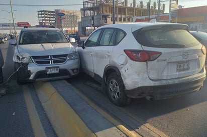 Tras el primer contacto, una de las camionetas terminó sobre el camellón central de la autopista Torreón-San Pedro.