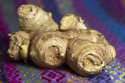 Eliminar dolores, toxinas e inflamaciones, son algunos de los muchos beneficios que aporta beber agua de jengibre. (ARCHIVO)
