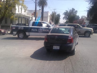 De acuerdo al parte informativo de las autoridades, fue alrededor de las 11:00 horas que se suscitó el choque en el cruce de la calle Zaragoza y avenida Morelos, en la zona centro de Gómez Palacio. (ESPECIAL)