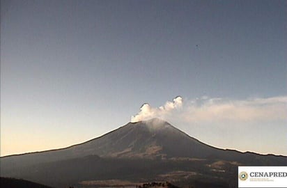 En un comunicado, mencionó que fueron detectados dos sismos volcanotectónicos de menor intensidad, así como ligeras emisiones de gases que se dispersaron hacia el este de Puebla. (ARCHIVO)