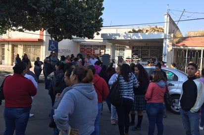 Casi un centenar de beneficiarios del programa Prospera, se plantaron en sus instalaciones para impedir el acceso al personal. (EL SIGLO DE TORREÓN)