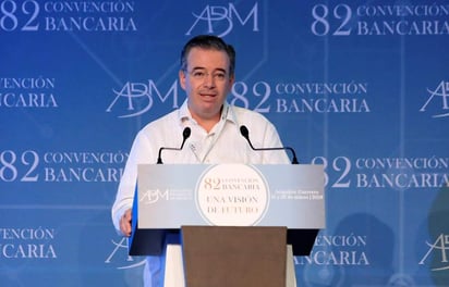 En el marco de la 82 Convención Bancaria, el gobernador del banco central comentó que la baja en la calificación de Pemex por parte de la agencia Fitch Ratings es reflejo de los retos que tiene: es un elemento que se debe monitorear, atender y resolver. (EFE)