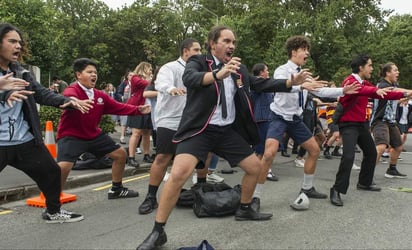 Tras la masacre perpetrada por un supremacista blanco en dos mezquitas de Nueva Zelanda la semana pasada, los jóvenes de Christchurch han encontrado consuelo en una añeja tradición: la danza ceremonial maorí conocida como haka. (ESPECIAL)