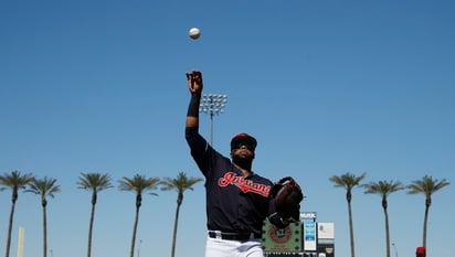 Carlos Santana está de regreso con los Indios, después de jugar la campaña pasada con los Filis.