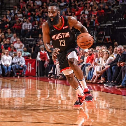 James Harden tuvo una noche espectacular al anotar 61 puntos en la victoria de los Rockets sobre San Antonio. (Especial)