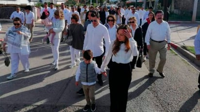 Luego por varias calles hicieron el recorrido, encabezado por una banda infantil de guerra, además realizaron escala en varios puntos, como el colegio Juan Fenochio. (TWITTER)
