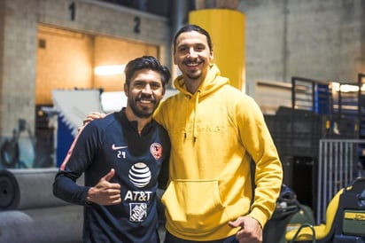 El atacante lagunero de las Águilas aprovechó el viaje a tierras norteamericanas y se sacó una foto con Zlatan Ibrahimovic. (Especial)