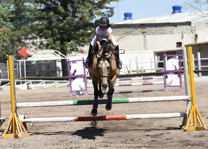 En las pruebas disputadas hoy el binomio ganador del primer lugar, fue Renata Arizpe, montando a Dartañán. (EL SIGLO DE TORREÓN)