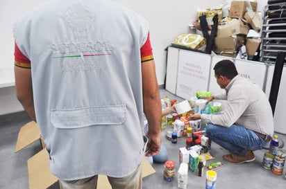 Quienes en realidad trabajan para esa dependencia federal, lo  hacen con chalecos en tonos café, marrón, con insignias del Gobierno  Federal. (ARCHIVO) 