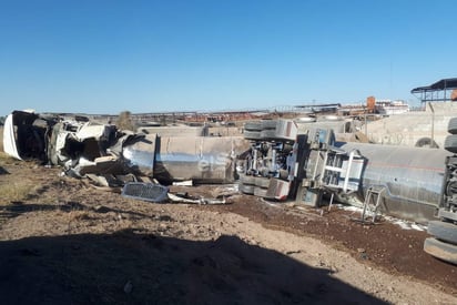 El accidente sucedió por la tarde del domingo, en la curva que se localiza entre los poblados Gregorio García y Venecia, de Gómez Palacio. (EL SIGLO DE TORREÓN)