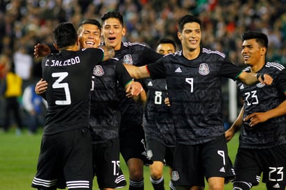 'Tata' Martino comenzó con el pie derecho su etapa con la Selección Mexicana tras vencer a su similar de Chile.