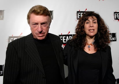 Deceso. El guionista y cineasta Larry Cohen, a la izquierda, y su esposa Cynthia Cohen llegan a una fiesta en honor de FEARnet. (AP)