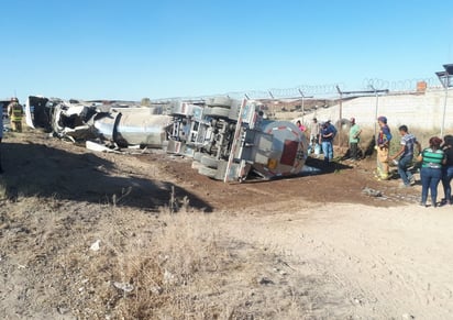 Se vuelca tráiler que remolcaba dos pipas cargadas con leche; por fortuna el operador de la unidad solo presentó lesiones superficiales. (EL SIGLO DE TORREÓN) 