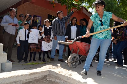 Con esta obra se beneficiará a 350 alumnos y 15 profesores de la primaria 21 de Marzo, del ejido Los Ángeles. (EL SIGLO DE TORREÓN/EDITH GONZÁLEZ)