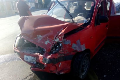 El choque se registró en el crucero de la calle Urrea y avenida Hidalgo, en el Centro de Gómez Palacio.